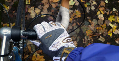 Ciclista con guantes de ciclismo.