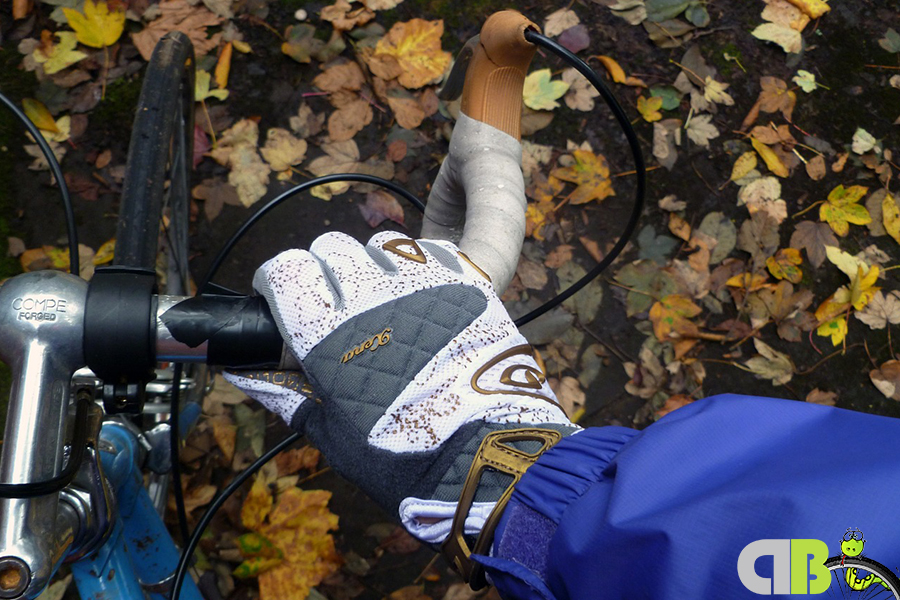 Ciclista con guantes de ciclismo.
