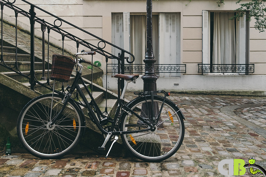 Vista de una bicicleta urbana aparcada