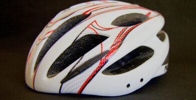 Vista de un casco de bicicleta homologado