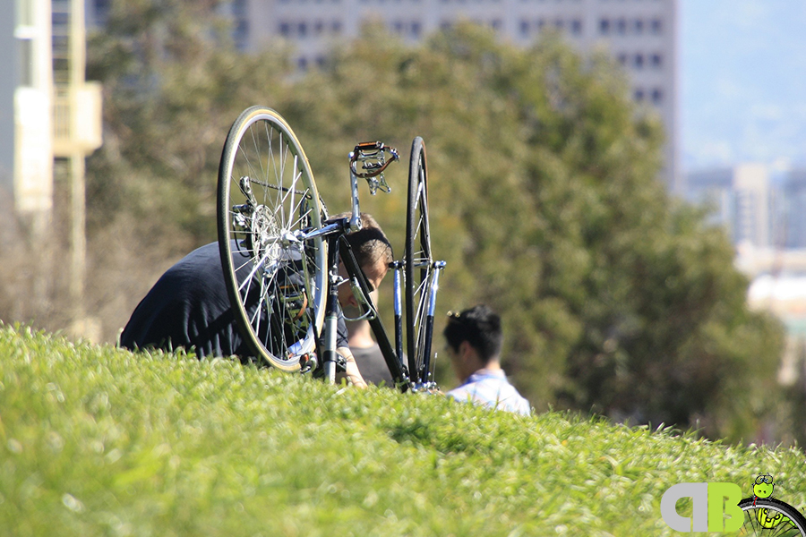 Ciclista arreglando su bicicleta