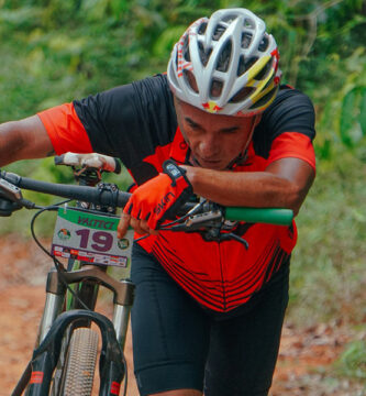 Consejos para evitar la fatiga en el ciclismo Imagen de un ciclista de MTB con fatiga.